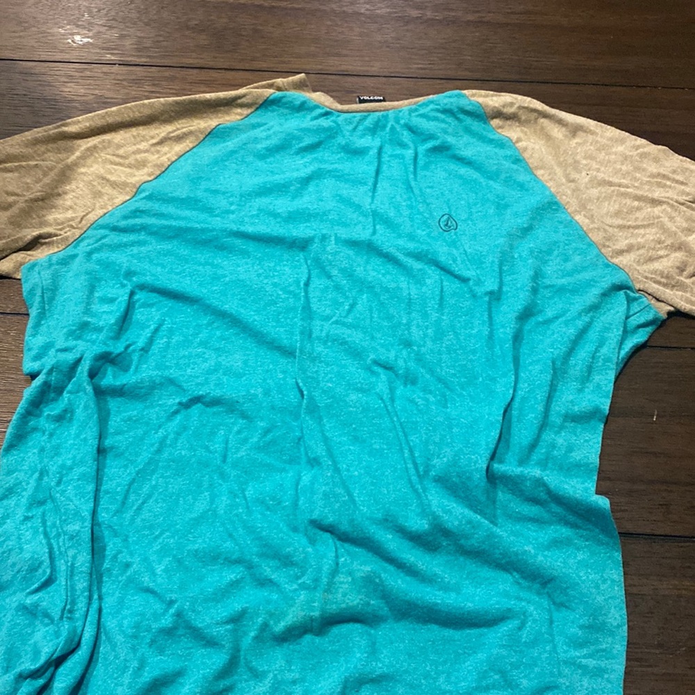 Medium Volcom mens shirt! Size medium.